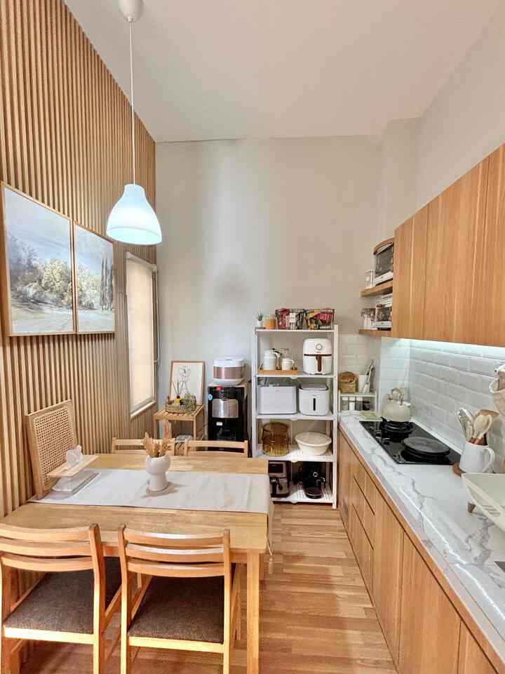 dapur di rumahku hanya berukuran 2,5 x 3,5 m
ini pun sudah jadi satu dengan ruang makan, jadi aku harus memaximalkan ruangan ini agar bisa optimal ☺️
salah satunya dg mendekorasi pojokan yg sempit ini, aku memakai rak susun kayu 3 tingkat dg model minimalis..
disini aku bisa meletakkan router, dehumidifier, reed diffuser, wall art, dan dekorasi lainnya.
bagaimana menurut teman2? 🥰

#SudutRuanganSempit #PojokSempit #DekorasiPojokSempit