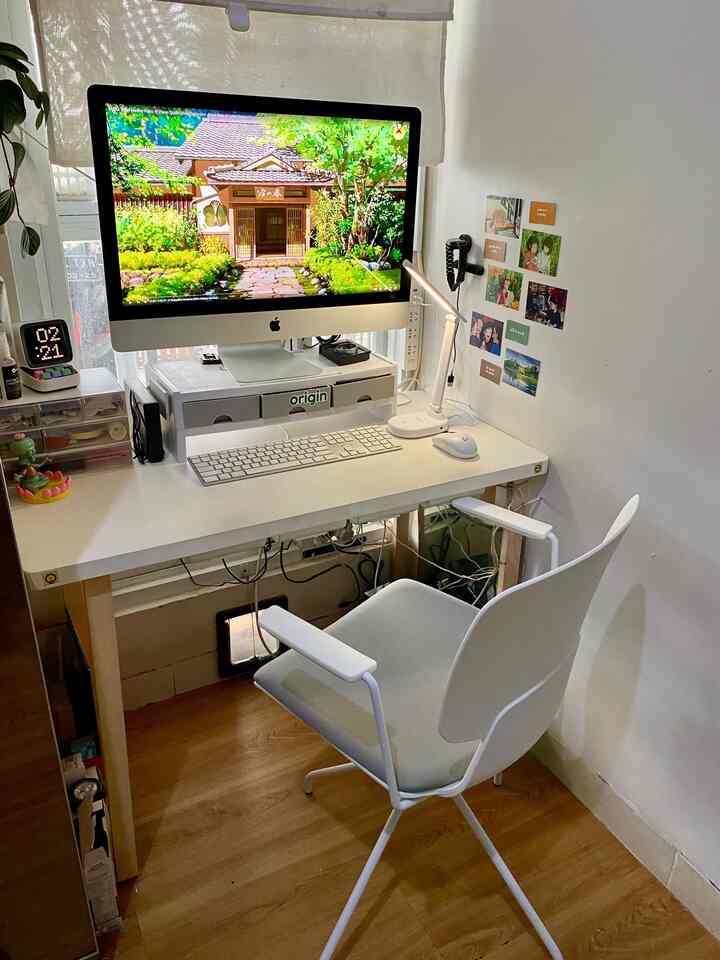 Di pojok ruangan terdapat sebidang tanah berukuran 100 cm yang akhirnya dijadikan area kerja. Maya deh iya, walaupun sempit karena capek dan capek dibawah

#SudutRuanganSempit 
#PojokSempit
#DekorasiPojokSempit
#kylehome #ruangkerja #areakerja #workingspace 