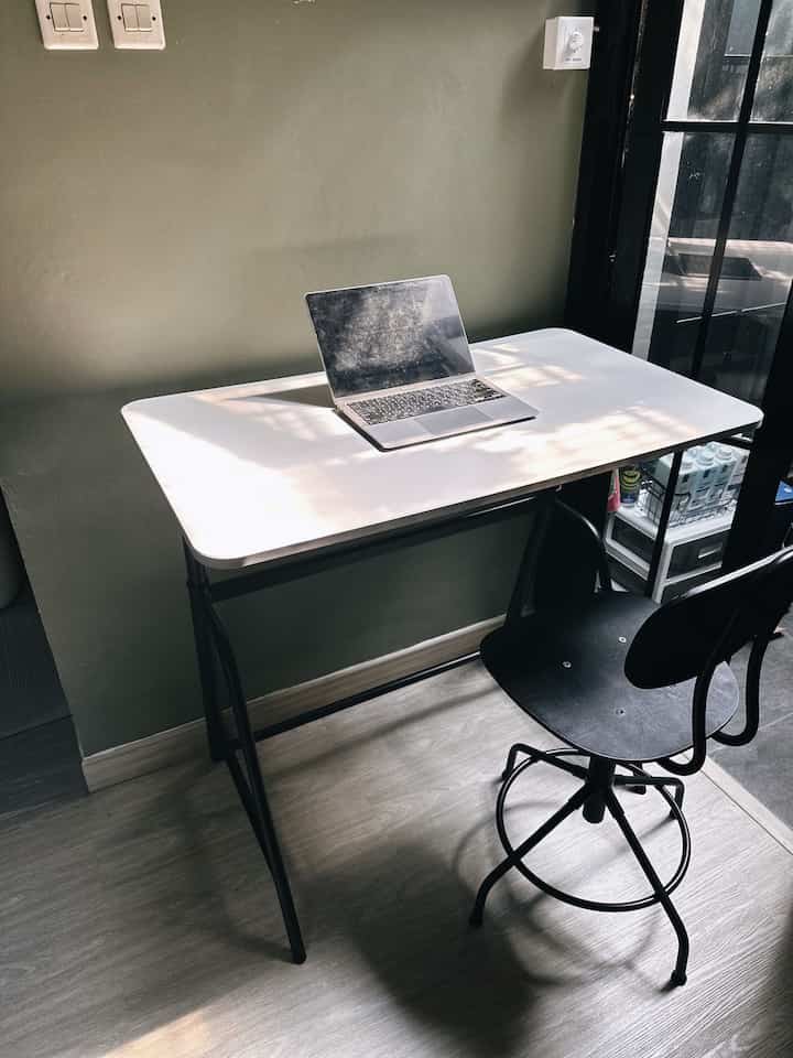 Hallo O!House friend, Kalo kerja pengennya nyaman kan! 
Apalagi kalo WFH, pasti suka ngerasa pegel dibagian pinggang, makanya aku sengaja beli meja adjustable IKEA yang bisa dipakai sambil duduk ataupun berdiri. 
Rekomendasi banget buat kalian yang warna suka hitam dan putih, tetep estetik dan masih comfort untuk digunakan. 
#mejakerjaikea #mejakerjaadjustable #monochromemejakerja #kursikerjamonochrome