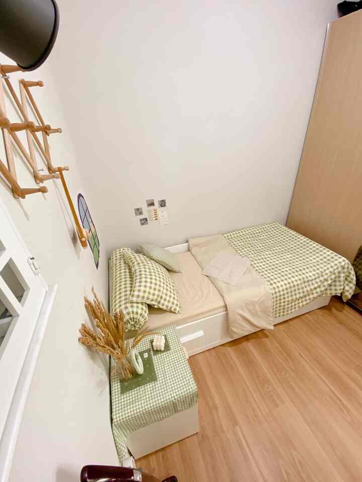 Area favorit ya kamar pastinya. Soalnya lebih sering di kamar selain dapur🤣 perintilan kamar juga murah meriah tapi gemes.


 #RuanganFavorit
#BendaFavorit
#SpillBarangFavorit
#kylehome #kamartidur #kamarmini #ruangsantai