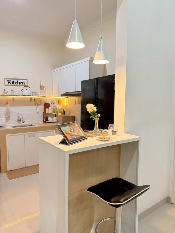 •Minibar ♥︎♡︎

Me time di minibar adalah definisi kegiatan favoriteku di ruangan favoriteku, 

Anyaway, di area minibar ini ada benda benda favoriteku yang mempercantik area ini : 
- kursi minibar yang nyaman
- lampu led yang mempercantik dapur
- tray gold yang mempercantik meja minibar 
- vas kaca bening dengan bunga cantiknya
- dan tentunya meja minibar yang kami custom menyesuaikan ruangan yang ada 😁✨

Hanya dengan barang barang itu kami sudah bisa membuat ruangan nyaman dan aesthetic ✨
#RuanganFavorit #BendaFavorit #SpillBarangFavorit