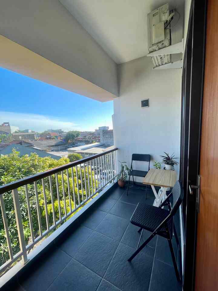 Balcony✨

Balkon yang terhubung langsung dengan kamar utama menjadi tempat favorit bagi saya. Dengan adanya balkon ini, menjadikan cahaya matahari dan sirkulasi udara yang masuk ke dalam kamar menjadi sangat baik.

Dipagi hari bersantai di balkon adalah moment terbaik untuk saya menikmati secangkir teh sambil membaca buku, menghirup udara pagi yang fresh juga matahari yang menghangatkan menjadikan semangat bagi saya untuk memulai aktivitas. 

Saya juga menempatkan alat tridmill untuk berolahraga tipis tipis dengan view yang indah.

#RuanganFavorit
#BendaFavorit
#SpillBarangFavorit
#Balkon
#BalkonIdea
#InspirasiBalkon
