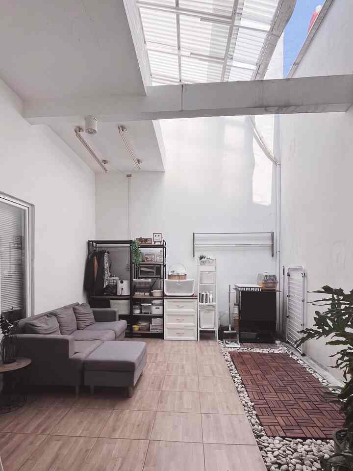 ✨ Mini Pantry/ Ruangan Serbaguna
Sebenarnya sulit mendefinisikan ruangan ini karena fungsinya serbaguna. Awalnya ruangan ini difungsikan sebagai Pantry tempat menyimpan segala keperluan dapur. Tapi semakin kesini, fungsinya bertambah. Sekarang juga sebagai area penyimpanan Laundry dan area santai. 
Kami letakan sofa kesayangan disini. Ini sebenarnya sofa lama, tapi karena nilai history dan kondisinya masih bagus sehingga masih kami simpan. 

#RuanganFavorit #BendaFavorit #SpillBarangFavorit #Kitchen #Pantry #RuangSerbaguna #JapandiIndustrial