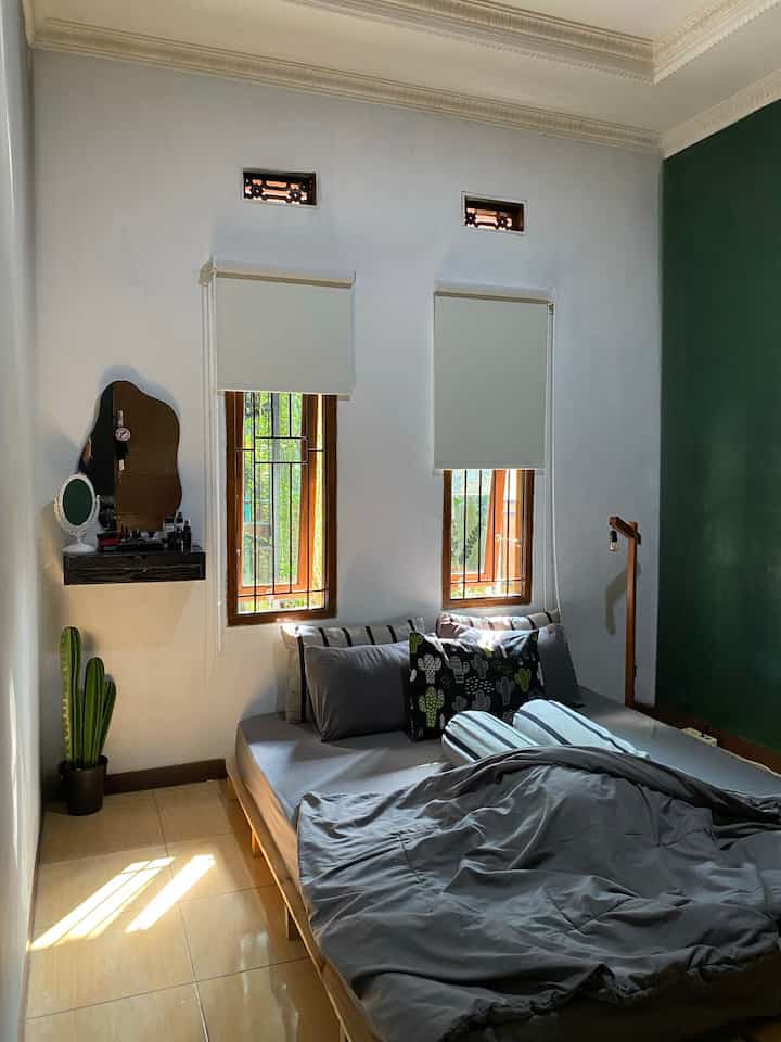 Ruangan Favorit si Introvert..

Selain ruang tv kamar jadi opsi kedua ruang favorit di rumah. Disini bisa berjam-jam menghabiskan waktu entah itu me time atau qtime bareng anak-anak.

4 dekorasi yang aku suka di ruangan ini 
• Pertama roller blinds menambah kesan rapi dan minimalis 
• Kedua kaktus artificial 
• Ketiga meja rias mungil 
• Keempat standing lampu hasil costum dan ternyata di bisa di beli juga di ecommerce.

Keempat dekorasi ini membuat bedroom jadi terasa lebih hidup dengan tidak mengutamakan keaesthetikannya saja tapi juga fungsinya.

#RuanganFavorit
#BendaFavorit
#SpillBarangFavorit
#DecorLowBudget
#Bedroom
#Bananahome

