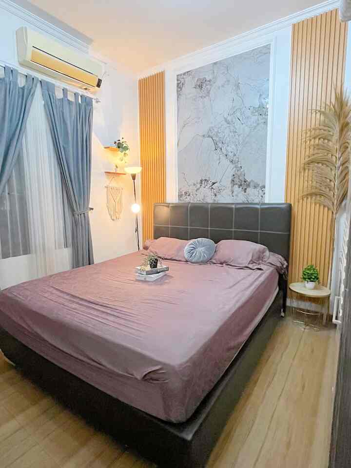 Spot favorit di rumah ✨

Spot favorit kami di rumah adalah di kamar ini, biasanya kami paling banyak menghabiskan waktu di kamar ini setelah penat seharian bekerja dan biasanya kami berkumpul menghabiskan waktu di sini. 

Dan spot favorit kami di kamar ini adalah bersantai di meja kerja ini sambil menikmati secangkir kopi. 

#RuanganFavorit
#BendaFavorit
#SpillBarangFavorit
#KamarSederhana
#PojokFavorit
