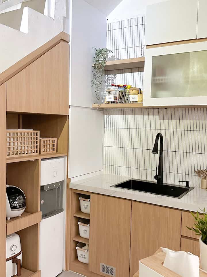 Ruangan favoritku pastinya dapur, bisa dibilang ini adalah tempatku berekspresi dalam hal memasak maupun dekorasi.

Untuk dekorasi saya menggunakan barang-barang yang tidak hanya cantik tapi juga bermanfaat, misalnya tempat penyimpanan yang saya gunakan untuk menyimpan bumbu atau peralatan dapur harus beraksen kayu. 

Aksen kayu ini membuat suasana ruangan menjadi lebih hangat dan natural, sesuai dengan konsep dapur saya yaitu japandi yang identik dengan unsur kayu atau bambu. 


#RuanganFavorit
#BendaFavorit 
#TumpahanBarangFavorit
#Dekorasi Dapur
#KitchenDining
#JapandiKitchen
#dapur modern 