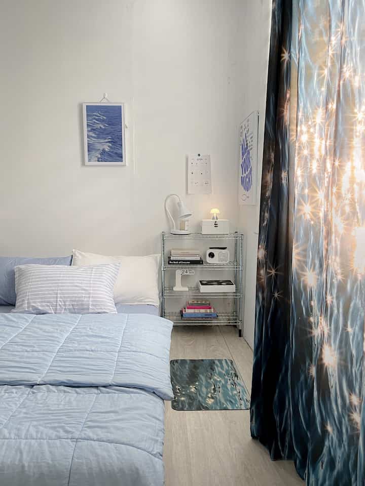 Mendekor sudut kamar dengan rak besi serbaguna dari ikea. Di rak besi ini aku menyimpan music player, music album, journal book, dan juga beberapa dekorasi lainnya. 

#SudutRuanganSempit #PojokSempit #DekorasiPojokSempit #RoomDecor #CornerDecor 