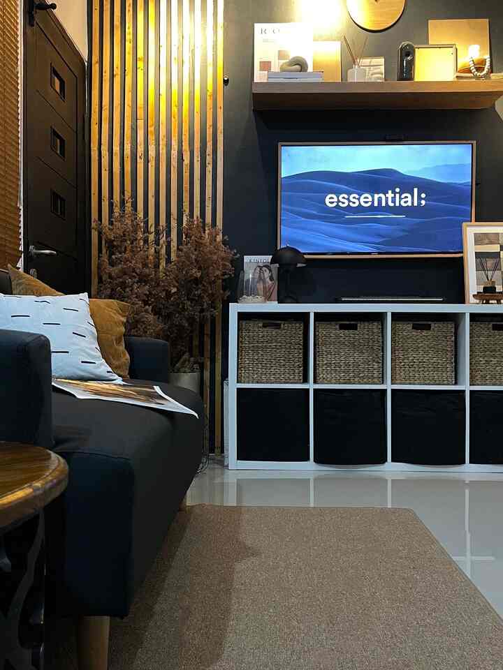 ➖ Our Favorite Room 

Salah satu ruangan favorite di #lollahouse adalah ruang tv atau ruang keluarga ini.
 Diruangan ini kita biasa menghabiskan waktu untuk menonton netflix bersama, mengobrol, memakan camilan bersama, atau sering juga jadi area bermain anak-anak. 

Walaupun kecil, kami juga menyukai ruangan ini karena terkesan lebih compact dan warm daripada ruangan lain dirumah. 
Barang-barang atau perintilan dekorasinya pun sangat cocok dan sesuai dengan kebutuhan ruangan ini. Seperti Sofa 2 seater, beberapa cushions dan juga karpet agar lebih nyaman. Kami juga selalu menyimpan reed diffuser agar ruangan menjadi lebih harum dan relax. 

Semoga menginspirasi 🤎🖤🤍

#RuanganFavorit #BendaFavorit #SpillBarangFavorit #livingroom #livingroominspiration #ruangkeluarga #ruangtv #livingroominspo #warmandbolddecor #warmandboldinterior #rumahmungil #rumahdeveloper #modernrusticdecor 