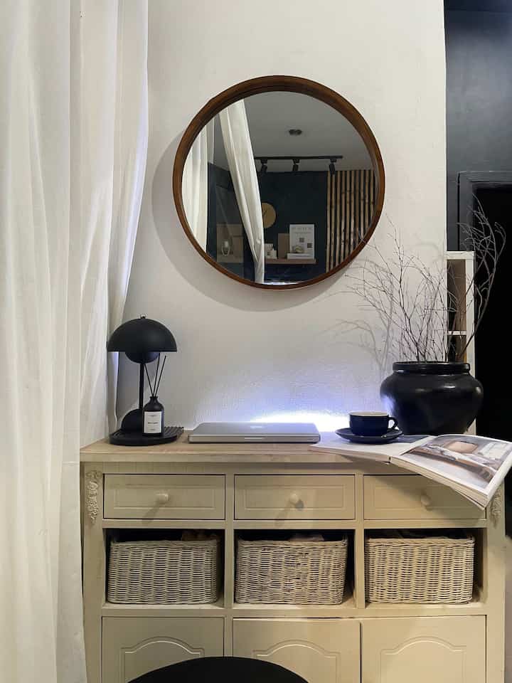 ➖ Corner Working Space

Mendekor pojokan sempit memang agak tricky,
Sisa dinding luas 95cm ini kami manfaatkan untuk menjadi area makeup atau working space siang hari, karena dekat dengan area dapur yang sinar mataharinya cukup terang. 

Spot ini di dekorasi sederhana dengan kabinet yang kami jadikan meja juga storage. Ditambah dengan lampu meja, reed diffuser juga vas.

Semoga menginspirasi 🤎🖤

#SudutRuanganSempit #PojokSempit
#DekorasiPojokSempit #workingspace #cornerspace #cornerdecor #smallspace #warmandbolddecor #modernrusticdecor #rumahmungil #rumahdeveloper 