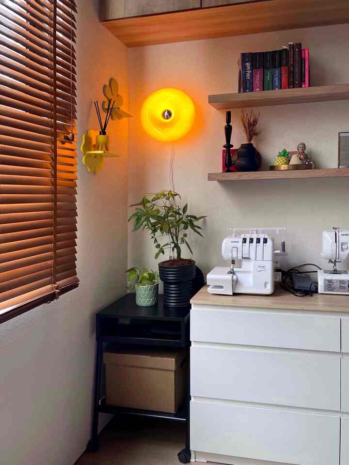 ✨Dekorasi Sudut Ruang✨

Area ruangan kerja ku yang ada sisa ruang sedikit di sudut. Sisa ruang ini dikarenakan tidak custom furniture sesuai ukuran ruangan, tapi aku membeli meja laci (drawer) lepasan dari brand PIRA, dan walaupun sudah menggabungkan 2 buah drawer tersebut masih ada sisa space kecil, dan untuk ambalannya sengaja menyesuaikan dengan ukuran panjang drawer.

Maka aku meyiasati pojok sempit tersebut dengan memberi dekorasi lampu donat gantung dan ambalan dengan warna-warni pastel dan menaruh meja IKEA dan meletakkan tanaman supaya ruang kerja ku lebih fresh🥰
_
#SudutRuanganSempit
#PojokSempit
#DekorasiPojokSempit
#Dirumahpojok
#homestyling 
#DekorasiSudutRuang