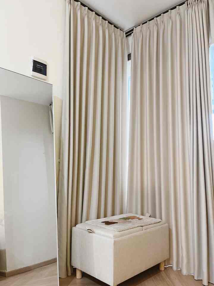 Our Lil House - Spot Pojok Rumah

Cara ku memanfaatkan pojokan rumah agar tetap bisa dipergunakan untuk syuting kontent atau foto produk, aku desain pojokan rumah dengan menyimpan bench dan standing mirror. Ditambah desain gorden yang minimalis dan aesthetic. Bisa juga untuk tempat bersantai dengan menyimpan beanbag di pojokan rumah☺️💖

#SudutRuanganSempit #PojokSempit #DekorasiPojokSempit #DesainRumah #PojokRumah #RumahMungil #Aesthetic