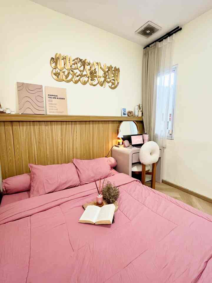 Our Lil House - Favorite Room

Ruangan favorite ku di dalam rumah adalah master bedroom, karena suasananya yang hangat dan sangat nyaman. Aku suka menghabiskan waktu dikamar sambil mengerjakan kerjaan di vanity desk. Dan pada ruangan ini terdapat furniture yang paling aku suka yaitu vanity desk dan kursi donat ku✨💖

#RuanganFavorit #BendaFavorit #SpillBarangFavorit #RuanganNyaman #RoomDesign #BedroomFavorit #BedroomDesign