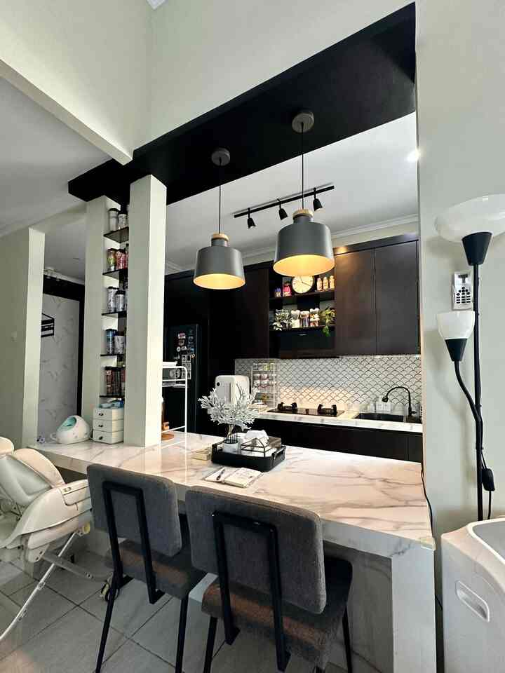 • Ruangan Favorit di Rumah •

Hello, O!House friends, dining room masih menjadi ruangan favoritku karena di sini aku bisa melakukan banyak hal mulai dari makan, nonton tablet sampai bekerja dengan laptop.

4 benda dekoratif yang aku sukai di ruangan ini antara lain lampu gantung dark grey, kursi makan abu-abu, stool finishing wood look dan standing lamp putih yang mempercantik dining room. Untuk aksesoris dekoratif lain biasanya aku ubah-ubah sesuai mood.

#RuanganFavorit
#BendaFavorit
#SpillBarangFavorit
#DiningRoom
#DekorasiRuangMakan