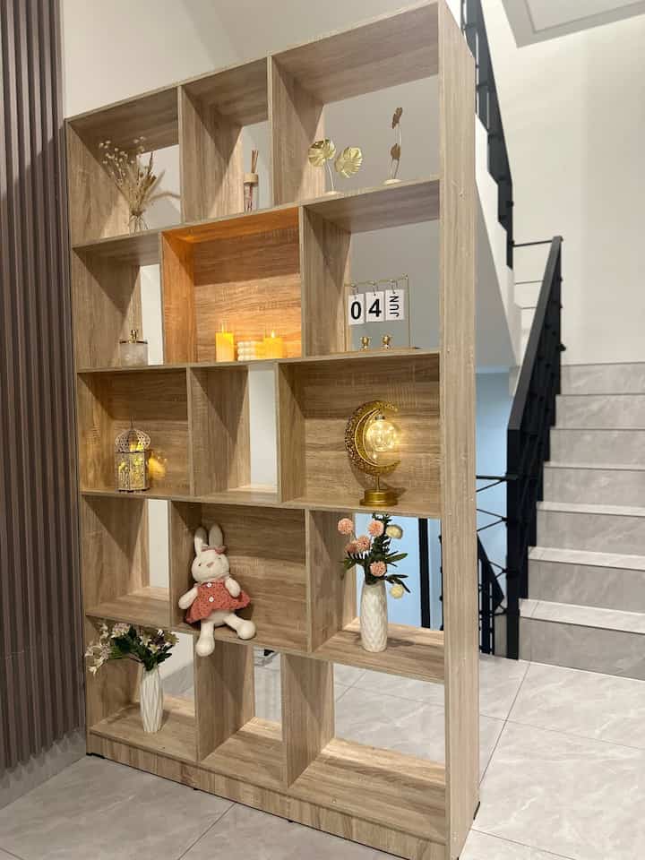 Dekorasi pojokan sempit.
Awalnya rencana bikin custom lemari di pojok tangga ini, tapi budgetnya lumayan.

Akhirnya memutuskan cari alternatif lebih affordable, akhirnya memilih partisi plywood ini dibeli online di harga 800ribuan saja.

Lalu aku tambahkan berbagai item dekorasi.
Gimana menurut teman teman?
#Sudutruangansempit
#Pojoksempit
#DekorasiPojoksempit
#Pojoksempitcantik
#Partisikayu