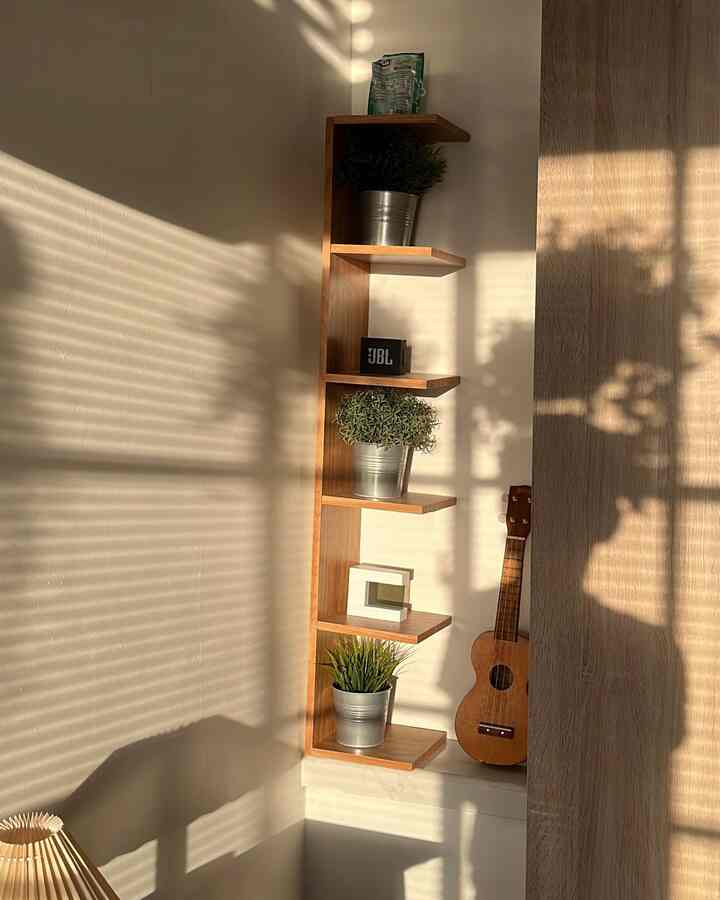 DEKORASI POJOK SEMPIT

Pojok sempit dalam suatu ruangan acap kali membuat kita kebingungan dalam mendekorasinya agar tetap terlihat cantik. Ukurannya yang terbatas serta posisi yang canggung menyulitkan kita untuk memilih furnitur apa yang sekiranya dapat diletakkan disana. 

Adapun salah satu alternatif yang dapat dipilih adalah dengan meletakkan rak kayu dinding yang terdiri dari beberapa susun sehingga kita dapat menaruh banyak benda-benda dekoratif walau dengan keterbatasan ukuran yang ada. Untuk benda dekoratifnya sendiri kita dapat meletakkan pot bunga kecil (baik asli maupun sintetis), speaker, hingga jam.

#SudutRuanganSempit
#PojokSempit
#DekorasiPojokSempit
#DekorasiKamar
#Japandi
#Bogor
