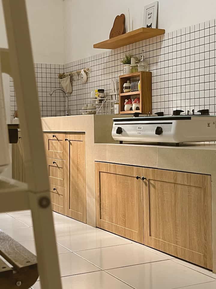 Ruang favorit saat ini 
Dapur itu merupakan ruang yg paling dekat di hati para ibu2 semua betul tidak ? 
Nah biar dapur menjadi salah satu tempat favorit harus kita decor biar kita makin nyaman & betah di dapur donk seperti dekorasi rak dapur rak gantung tempat bumbu tempat sabun bahkan kitchen set tentunya nah kita harus sesuaikan dengan tema rumah impian kita ya ada beberapa benda favorit aku di sini diantaranya jam dapur tempat sabun bentuk snail rel gantungan dapur dinding dapur & rak dapur.

#ruangfavorit
#bendafavorit
#spillbendafavorit
#dapurantik 
#minimalis 
#koreanhouse