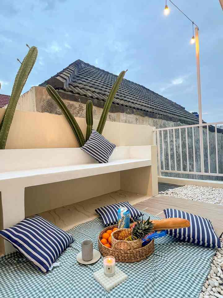 Balkon ini menjadi favorit di rumah, setiap sore anda bisa bersantai sambil mengajak anak bermain disini, apalagi jika pompa ala cafe menyala efeknya anda tidak perlu lagi nongkrong di luar rumah.


#Ruang Favorit
#Hal favorit
#TumpahanBarangFavorit