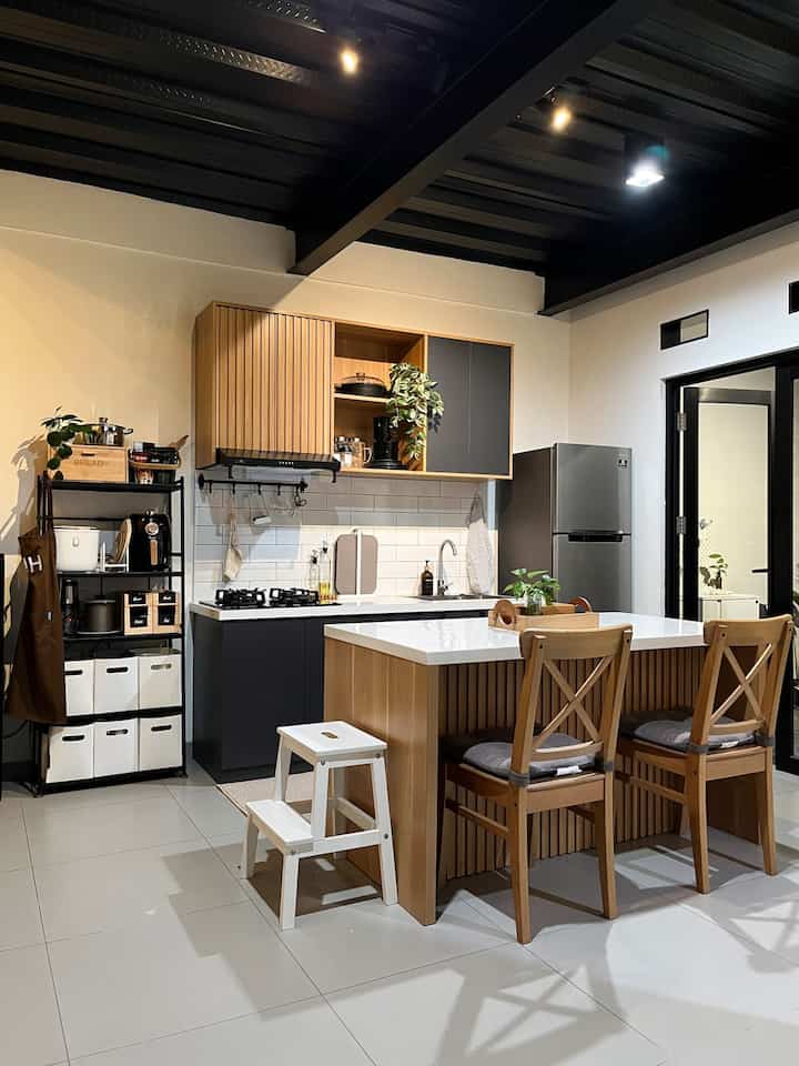 Ruangan Favorite 🤍
Ruangan favorite aku adalah dapur karena di tempat ini aku banyak menghabiskan waktu dengan keluarga. Mulai dari masak, makan, mengobrol, bahkan sampai kerja hehe.

Ruangan ini juga yang aku pikirkan dengan matang desain dan dekorasinya. Aku sangat berhati-hati dalam memilih setiap barang yang ada di dapur ini karena aku ingin setiap barang yang ada bermanfaat dan juga enak dipandang. 

Sejujurnya semua barang yang ada di dapur ini aku suka, tapi kalau ditanya mana 4 barang fav aku pilih :
1. Kursi makan INGOLF IKEA
2. Storage multifungsi Kimi Living 
3. Bread Storage Cooking Color Informa
4. Tanaman artificial Fejka Tradescantia Zebrina IKEA 

#RuanganFavorit
#BendaFavorit
#SpillBarangFavorit
