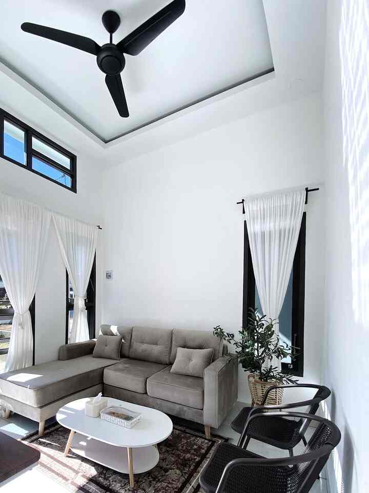 Mengabadikan momen penghuni ruang tamu baru. Mari kita usahakan barang-barang lainnya agar telihat makin cantik :) 

#livingroom #ruangtamu3x3 #rumahsubsidi #rumahminimalis #ruangtamu 