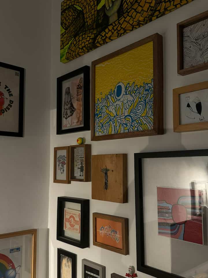 Di rumah mungil ini, kami terus berusaha membuat setiap dinding menjadi canvas, yang kami tempeli dengan karya seni ciptaan sendiri, teman, maupun seniman lainnya. #sudutruangsempit #pojoksempit #dekorasipojoksempit #rumabatari #wallart #homestudio #art #posterart