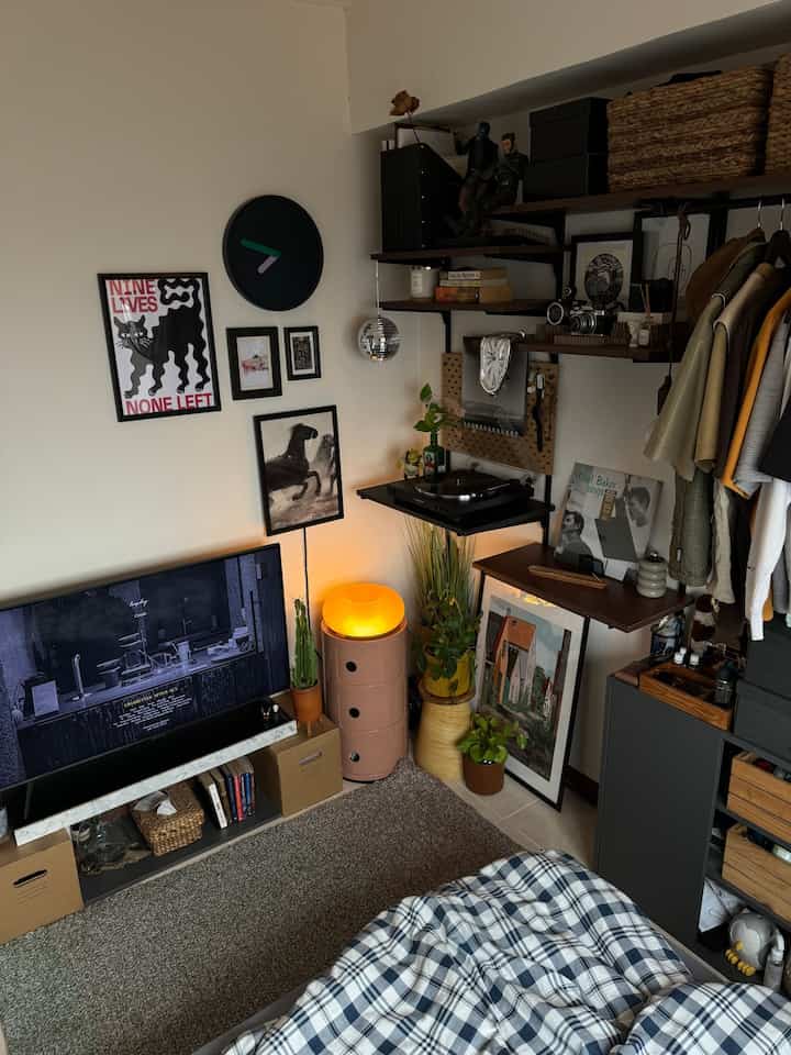 Dekorasi favorite diruangan favorite, semuanya ada di area bedroom, dari laci bulat, pot tanaman, DIY meja TV, sampai ke DIY rak yang disesuaikan dengan kebutuhan kamar. Selain berfungsi sebagai rak penyimpanan, rak ini jg bisa sebagai pajangan dekorasi.

#RuanganFavorit
#BendaFavorit
#SpillBarangFavorit
#shelvedecor
#shelvestyling
#selasarapt
#kamarestetik
