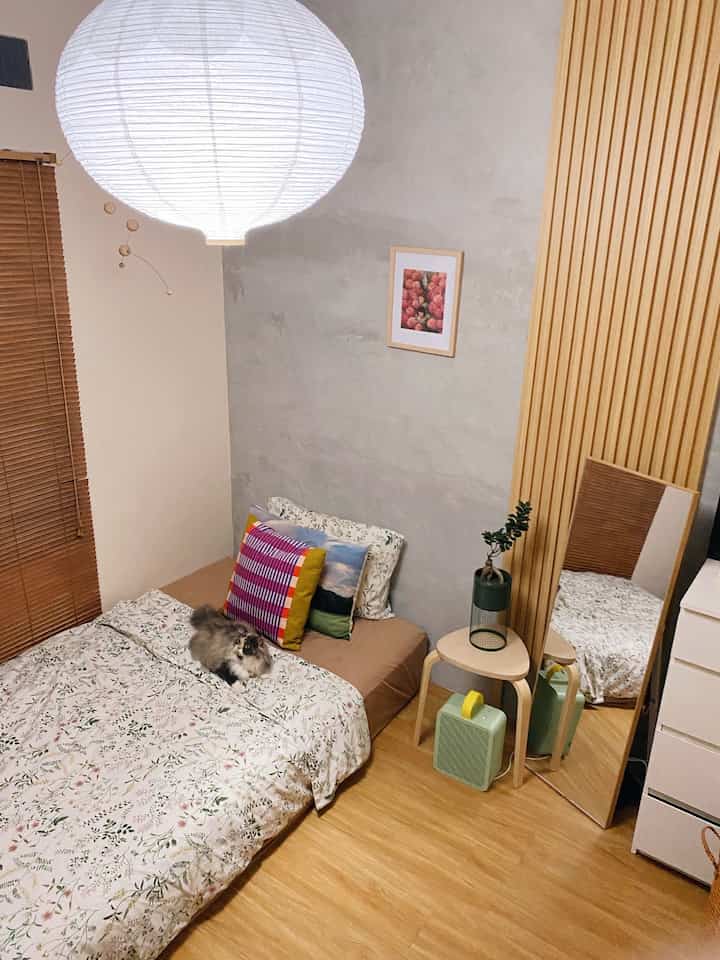 Kamar tidur jadi salah satu space favorit di rumah kami ☘️

Sedikit cerita bahwa kondisi kamar tidur ini merupakan hasil sementara dari mendekor ulang, yang kini (kembali) berkonsep Japandi

Sebelumnya memang lebih berkonsep mid-century modern namun karena dirasa terlalu penuh, maka kami ingin mengembalikan konsep awal kamar tidur ini dengan sentuhan tone warna natural kayu ✨

Sehingga menciptakan suasana yang hangat dan lebih simpel 💫

Meski demikin, kamar ini menggunakan beberapa item dekorasi yang memperlihatkan aksen kombinasi mid-century modern dan japandi 

Misalnya item dekorasi dari IKEA, seperti pendant lamp lampion RISBYN, air purifier berwarna hijau pastel DAJLIEN, sarung bantal warna-warni TESAMMANS 🎨

Ada pula pot dengan high stand berwarna hijau tua dari brand ACE untuk tanaman bonsai, yang cocok dikombinasikan dengan background wall panel berwarna natural dan dinding expose 🌱

#RuanganFavorit #BendaFavorit #SpillBarangFavorit #japandi #petparent #kamartidur #rumahdeveloper #depok