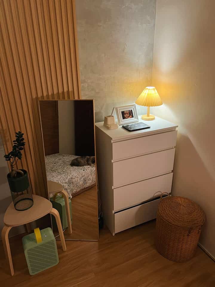Memanfaatkan ruang pojok pada area kamar 3x3 meter 💫

Space pojok kamar ini kami tempatkan lemari 4 laci yang minimalis dari brand Dekoruma dengan sentuhan item dekorasi homedecor ala korean style

Item dekorasi itu mulai dari lampu lipit berwarna kayu natural, dan pigura berkasen mid-century modern dari IKEA, serta phone holder yang juga bisa difungsikan sebagai tempat pensil/ATK berbentuk aesthetic ✨

Di dekat lemari jangan lupakan menambah cermin berduru untuk menciptakan kesan yang lebih luas, dan laundry bag berbahan rotan untuk menciptakan kesan natural senada dengan lantai vinyl dan wall panel berwarna kayu natural 🧡

#SudutRuanganSempit #PojokSempit
#DekorasiPojokSempit #japandi #koreanstyle #ruangtidur #rumahdeveloper #depok
