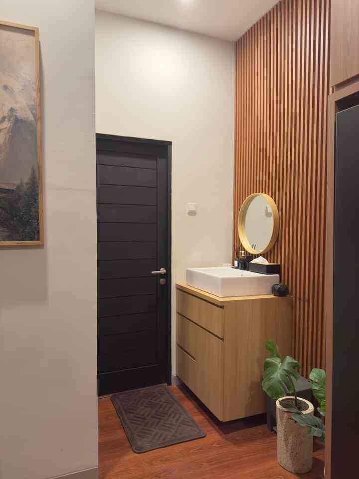 Untuk rumah kami,pojok ruang memang lokasi yang paling pas apabila dijadikan lokasi wastafel pojok mengingat lokasinya berdekatan dengan island dapur kering.
Area pojok ini juga kami maksimalkan area penyimpanan barang-barang yang jarang dipakai sehingga ruangan tetap terasa lega.
#sudutruangansempit
#pojoksempit
#dekorasipojoksempit
#wastafelputih 
#dekorasirumah 
#wastafeldapur 