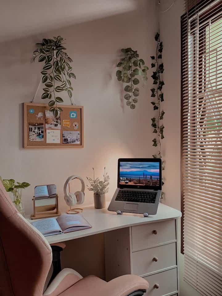 Sudut ruang pencari inspirasi✨
Emang udah paling nyaman bikin space kerja atau belajar itu yang pojokan deket jendela gitu 🫰🏼
Btw biasanya disudut sudut gitu tuh suka ada kabel, udah familiar pasti yaaa biar si kabel gak bikin sakit mata, yaaa dihias lah pake rambat artificial yang contohnya lihat aja gambar & tag produk disini 🤏🏼

#SudutRuanganSempit #PojokSempit #DekorasiPojokSempit #ruangminimalist #kostinspiration #kostminimalist