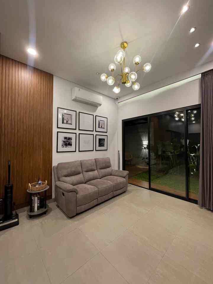 #tentramdihuni memiliki kurang lebih 120 titik lampu, ini bertujuan untuk membuat suasana didalam rumah bisa diatur sesuai keinginan kami. 
Penggunaan smart lamp yang dapat mengatur cahaya lampu menjadi warm atau cool pun menjadi solusi ketika ada tamu yang tidak suka dengan suasana remang. 

#Lampurumah #inspirasilampu #spilllampuestetik 

