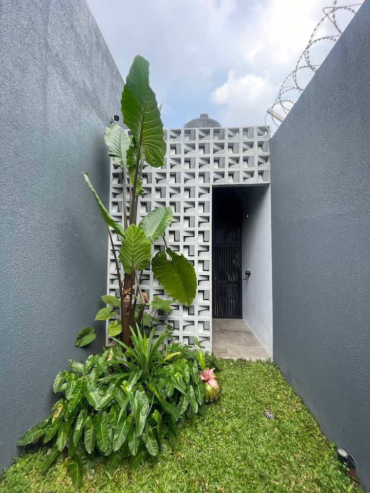 Laundry room #tentramdihuni berukuran 2x2 2,5 mengusung tema industrial. Ruangan ini memang tidak terlalu besar tapi cukup untuk kegiatan mencuci dan menjemur yang tidak terlalu sering. 
Dindingnya sebagian menggunakan roaster agar sirkulasi udara tetap baik dan menambah estetika. 
Walaupun menggunakan mesin cuci sekaligus pengeringa, tapi kami tetap meletakan jemuran katrol yang terlihat minimalis dan tidak membuat ruangan yang tidak terlalu besar ini menjadi penuh. 

#laundryroom #laundryroomideas #designlaudryroom #ruangcuci #ruangcucijemur #servicearea #industrial #rumahminimalis 