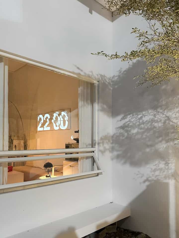 Lighting on Angka House ✨
-
Light yang kita gunakan bukan lamp utama, kita menggunakan standing lamp dan beberapa lampu tidur yang unik seperti super mario lamp ,sleeping duck dan bloom lamp yang membuat suasana lebih warm , slide pertama ketika nampak diluar terlihat berbeda dengan penerangan lampu jalan
-
#LampuRumah #InspirasiLampu #SpillLampuEstetik #homedecor #homeinspo #decoration #nightvibes #minimalist #warmlight #angkahouse