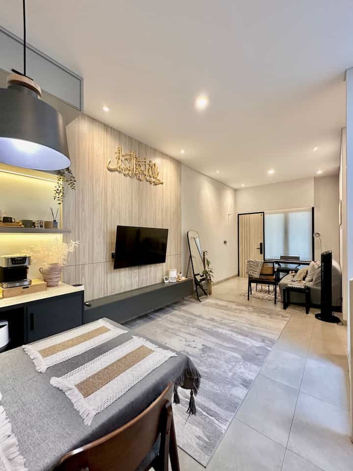 Menambahkan lampu sorot di setiap titik dekat tembok memberikan kesan mewah, terang dan luas.

Lampu dirumah yang awalnya hanya menggunakan downlight ditengah dirasa kurang memberi efek hidup dan terkesan monotone. Akhirnya aku tambahkan lampu sorot dan hasilnya bisa secantik ini ✨✨✨

Saranku kalau rumah kamu jarak lantai ke plafon tidak terlalu tinggi (3 meter atau dibawahnya) gunakan lampu sorot yang penempatannya masuk ke dalam plafon alias tidak menonjol. Hindari gunakan lampu trek yang menonjol karena akan memberi kesan pendek di ruangan.

#LampuRunah
#InspirasiLampu
#SpillLampuEstetik
#Openspacedesign
#Livingroom
#LivingroomIdeas
#rumahmodern 
#rumahindustrial
#Homestagram
#Homestyling