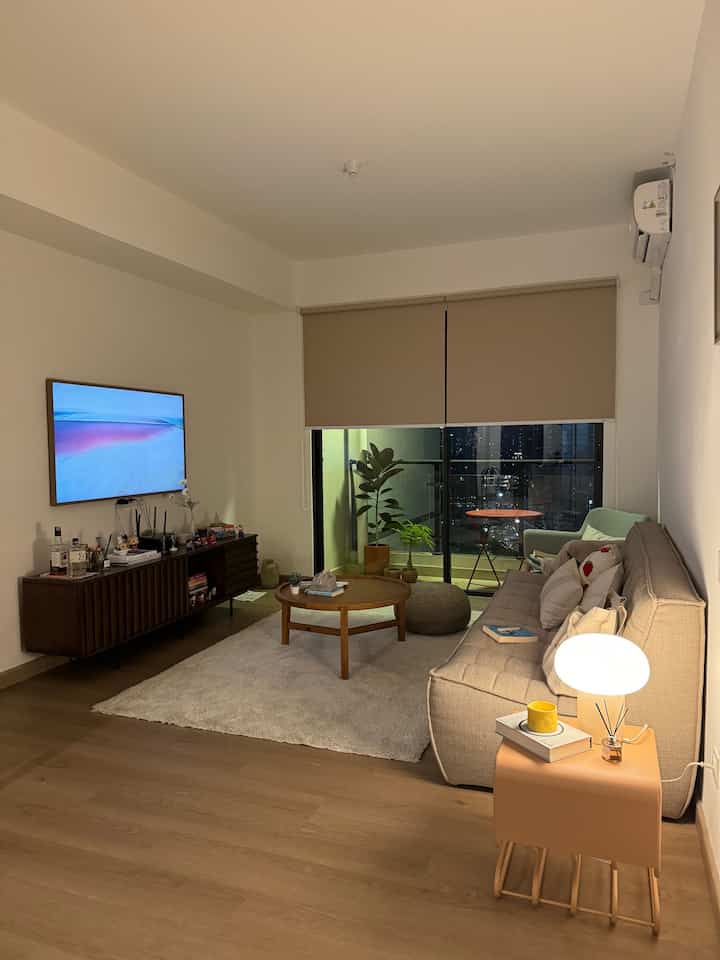 Desain interior yang baik mencakup pencahayaan yang tepat! 💡 Di ruang tamu saya, saya menggunakan lampu baca kecil dengan cahaya hangat. Itu membuat ruangan terasa begitu nyaman. Setelah hari yang sibuk, saya mematikan lampu utama dan menggunakan lampu ini. Cahaya lembutnya sempurna untuk bersantai dan menikmati cahaya kota di luar. Lampu Dejsa saya dari IKEA benar-benar favorit. Bentuk jamur dan warna estetisnya ideal untuk rumah minimalis atau terinspirasi Korea atau dekorasi rumah apa pun. Ini juga terlihat bagus di meja samping sebagai hiasan.

#LampuRumah #InspirasiLampu #SpillLampuEstetik #lampu #lampugantung #lampuruangtamu #lampulantai #lampudinding #lampumeja #lamputidur #lampukamar