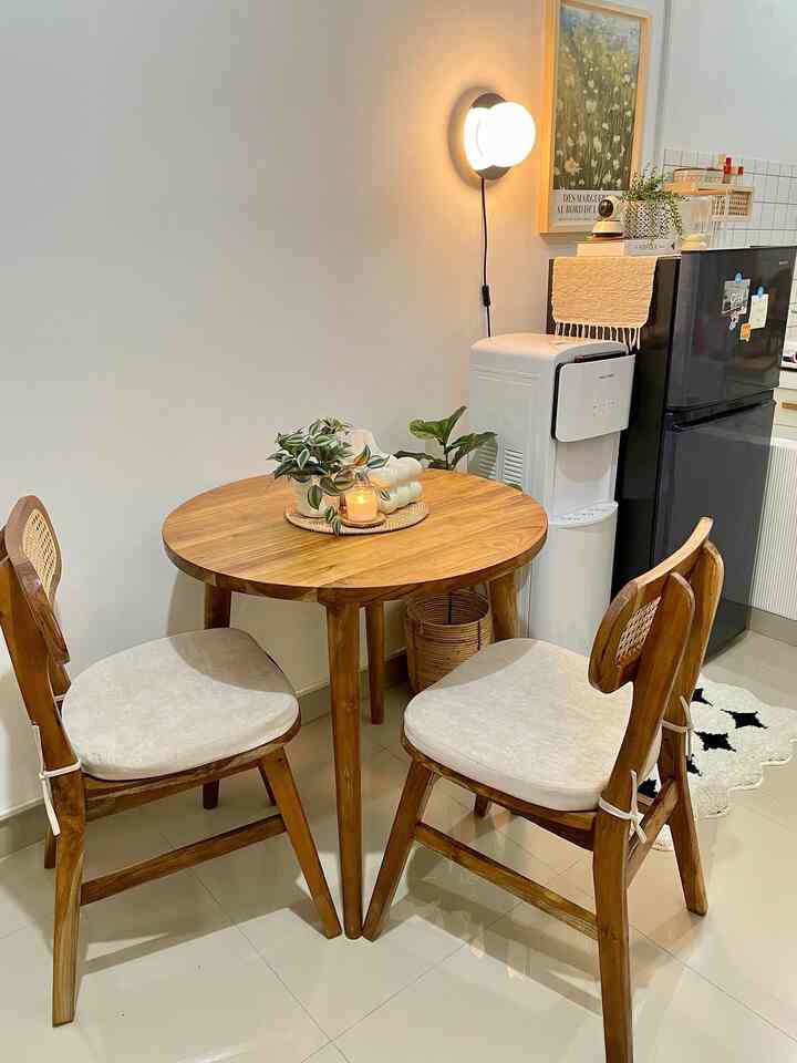 Tempat nongkrong favorit di rumah selain ruang tv 😁

#ruangmakan
#diningtable
#mejamakan
#tempatfavorite
#dekorasiruangmakan