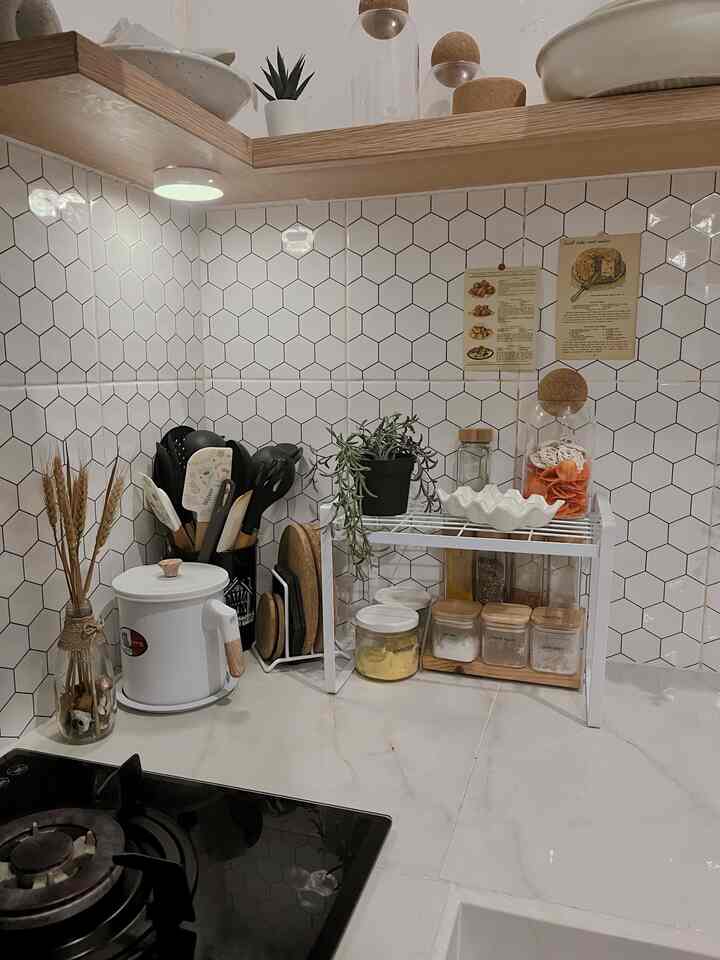 — Lighting Dirumah •

Beberapa Lighting dirumah di kitchen, dining room, bedroom, foyer area

untuk pemilihan tipe lampu sesuai dgn kebutuhan, untuk area yg beraktifitas aku pakai yg cool tapi sebaliknya yg minim aktifitas aku pakai yg warm.

masing-masing cahaya lampu ini punya ambience yg berbeda, karna dgn adanya cahaya warm mood yg di dapat lebih adem dan relax. sering aku pakai untuk di area kamar tidur.

cara mendapatkan lampu ini mudah banget dan terjangkau, smoga suka dengan penataan lampu di denty house ini yaa🫶🏻✨

#LampuRumah
#InspirasiLampu
#SpillLampuEstetik
#CahayaLampu
#RumahSatuGaris
#ScandiJapandi