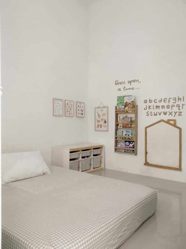𝙢𝙞𝙣𝙞 𝙥𝙡𝙖𝙮𝙧𝙤𝙤𝙢
__
hi tetangga Ohouse!
kenalin ini kamar tidur anak pertamaku sekaligus playroomnya 🤗

sederhana, tidak banyak ini itu tapi nyaman dan semua mainannya bisa rapih di dalam lemari mainannya 🤎

semoga menginspirasi ya ...

#KamarBermain #KamarAnak #KamarAnakLakiLaki #KamarKecil #PlayroomAnak #MinimalisRoom