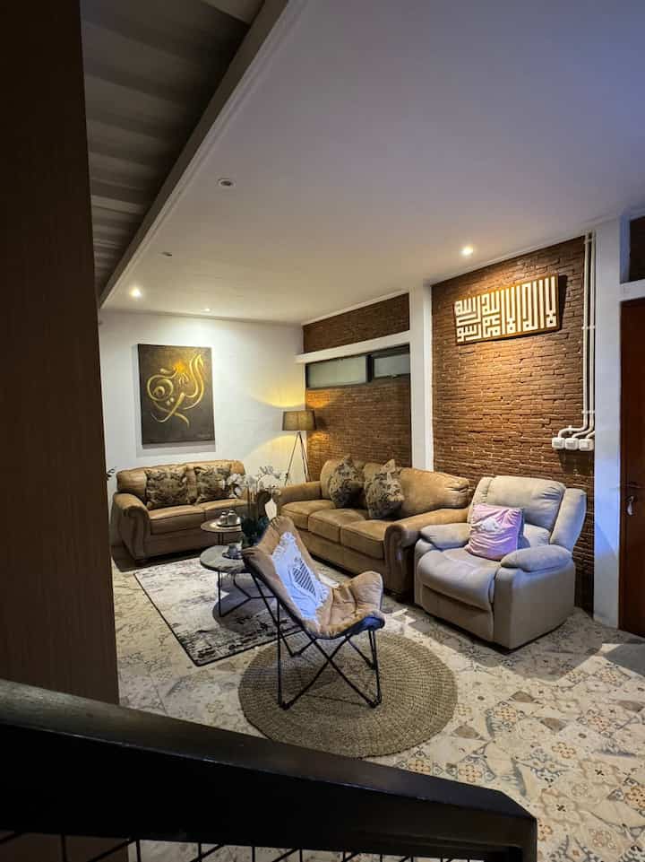 Setuju gak sih kalau pengaturan lighting di rumah itu sangat penting? Karena pengcahayaan itu bukan cuma berfungsi sebagai penerangan tapi cahaya juga akan memperindah dekorasi di dalamnya 🥰

Untuk mempercantik hunian atau menonjolkan daya tarik tertentu, pencahayaan punya peranan yang krusial. Oleh karena itu, penataan cahaya di dalam rumah perlu diatur dan ditata sedemikian rupa dengan perencanaan yang tepat.

#LampuRumah
#InspirasiLampu
#SpillLampuEstetik
#InspirasiRuangTamu
#RuangTamu
#Rumahyuqibam