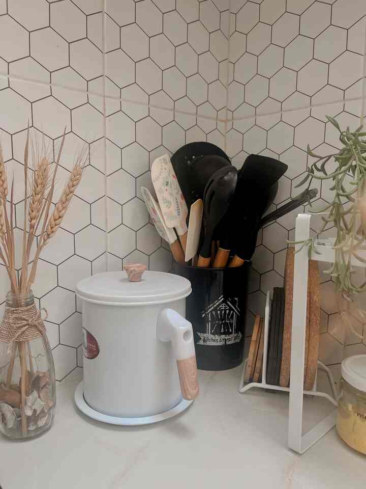 — Pojok Dapur •

Apakah Anda memiliki sudut dapur favorit? 
biasanya kalau ada pojok seperti itu, kalau suka main-main isinya, eye catching, tapi gak mau numpuk, tapi muat banyak, tapi aksesnya mudah dan banyak yang mau 😅

Ya, akhirnya inilah gaya dari sudut dapur di rumah saya, 
masih dengan sentuhan warna putih dan kayu namun ada juga yang kombinasi warna hitam.

Semoga bisa menginspirasi yaa dari tata letak, item dekorasi, dan detail dapur 🫶🏻

🤍60%
🤎30%
🖤10%

#Sudut dapur
#PojokanDapur
#Dapur
#Penataan Dapur
#ScandiJapandi
#Dekorasi Dapur