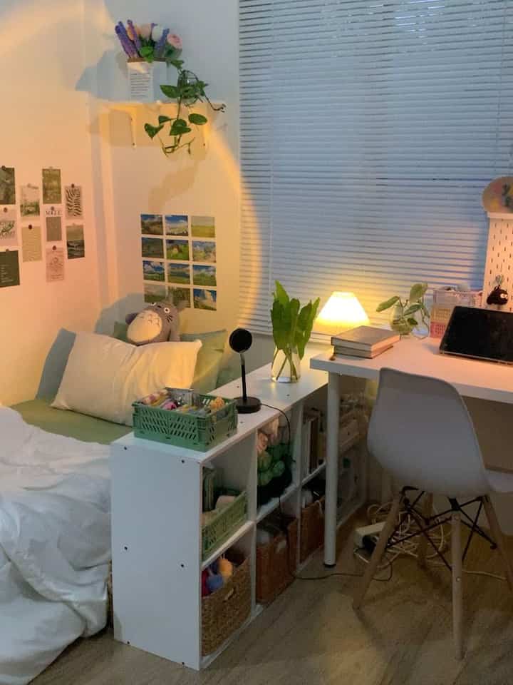 Suasana kamar ala ghibli kalau malam.
Aku memutuskan untuk pake lampu yang lebih ke warm agar menambah kesan hangat dan nyaman pada ruangan. Selain cahaya lampunya yang mendukung keestetikan ruangan, bentuk/desain lampu juga mempengaruhi dekorasi ruangan. 
#LampuRumah #InspirasiLampu #SpillLampuEstetik 
#studioghibli #lampu #lampukamar #lampumeja #lampusunset #lamputidur #kamarghibli 