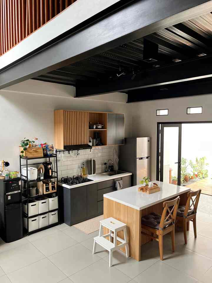 Halo semuanyaa
Kalo kalian sadar, plafon di atas dapur #rumahmaknaa berwarna hitam. Masih suka ada yang tanya plafonnya pakai apa. 

Jadi di dapur #rumahmaknaa menggunakan plafon bondek expose dan besi WF yang di cat hitam. Kenapa pilih plafon bondek? jadi saat mau bangun rumah dan mencari inspirasi desain mezzanine, kami tertarik dengan desain rumah yang menggunakan plafon bondek hitam. 

Kami melihat plafon bondek ini bisa menjadi aksen yang memperkuat industrial style. Setelah diterapkan, kami suka sekali dengan hasilnya😍. Bahkan plafon ini jadi salah satu ciri khas #rumahmaknaa.
 Apa si bondek? Bondek adalah bahan material berupa lembaran yang terbuat dari galvanum berlapis galvanis atau aluminium yang digunakan untuk membuat plafon pengganti triplek. Bondek dapat disangga oleh balok biasa atau balok baja. Di #rumahmaknaa  bondek disangga balok baja atau sering disebut besi WF. 

Gimana, tertarik ga buat nerapin di rumah kalian?

#IdePlafonRumah
#PlafonBondek
#IndustrialStyle
#TinyHouse
#Loft 
#Homeinspo 
#Induatrial