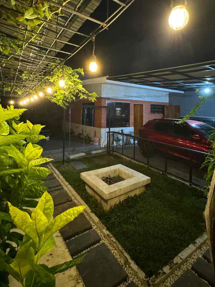 Taman ini sebenarnya gak ada rencana buatnya...awalnya pengen jadi full garasi aja, tapi karena konsepnya pengen punya ruang tamu luar dan untuk rekan-rekan suami dan sebut saja smooking area, jadilah taman ini sekalian buatin anak-anak ayunan jadi anak-anak bisa main juga disini.

#rumahyuqibam
#tamanoutdoor
#inspirasitaman 
#rumahindustrial
#rumahunfinished
#inspirasirumahindustrial

