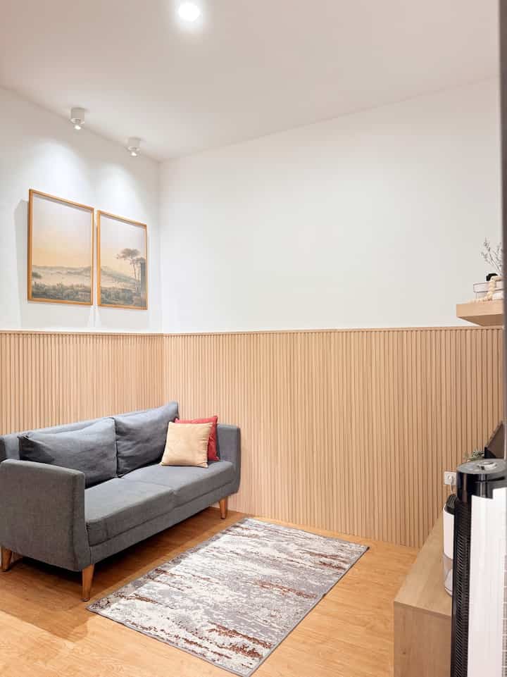Finally menambahkan lampu led spotlight di livingroom, lampu ini di arahkan spotnya ke lukisan dan sofa
After pasang spotlight ambience livingroom kerasa bedanya apalagi malam hari 😍


#LampuRumah #InspirasiLampu #SpillLampuEstetik #InpirasiLivingroom #LivingroomMungil #RuangTamuMinimalis #LivingRoomInspo