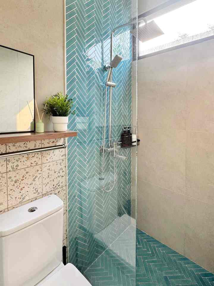 Dirumah ini kami mempunyai 4 kamar mandi. 
1 kamar mandi di kamar utama,1 kamar mandi sharing di lt 1, 1 kamar mandi sharing anak di lt 2 dan 1 kamar mandi di lt 3 dekat laundry area.

Kamar mandi ini disediakan sebagai kamar mandi sharing dimana jika ada tamu dan jika kami sedang berkegiatan di lantai bawah bisa menggunakan kamar mandi ini.

Ukuran kamar mandi sharing dirumah ini terbilang kecil di bandingkan kamar mandi utama. Kami usahakan mendesain kamar mandi sharing ini secompact mungkin dengan memanfaatkan sisa lahan yang terbatas.

#bathroom #kamarmandi #bathroomidea #sharingbathroom #kamarmandiminimalis #compactbathroom #inspirasikamarmandi