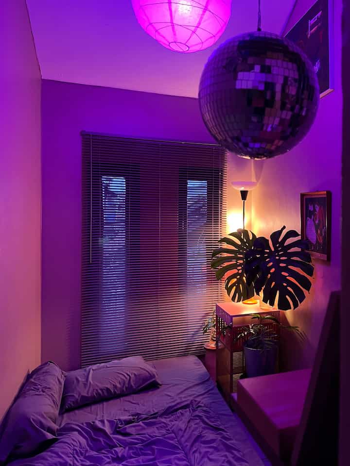 Menurutku, ambient light itu sangat penting untuk mendapatkan pencahayaan yang optimal. Kombinasi antara pencahayaan alami dan penggunaan lampu yang dapat diatur intensitasnya bisa menjadi ￼pilihan yang tepat.

Aku menggunakan Smart LED untuk kamar atap ini karena dapat diatur warna dan intensitas cahayanya sesuai mood, menciptakan suasana yang berbeda-beda. Penambahan lampu lantai di sebelah kasur memberikan pencahayaan yang tenang saat tidur agar tidur menjadi lebih produktif ✨💡


#LampuRumah #InspirasiLampu #SpillLampuEstetik #LampuGantung #LampuLantai #LampuMeja #LampuTidur #AmbientLight #LivingAlone #dekorasikamartidur 