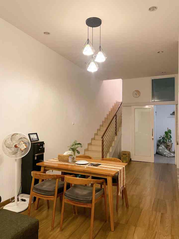 Lighting in my house 🏡💡

Caraku memilih lighting atau lampu dirumah adalah yang pertama bentuknya, apakah sudah sesuai konsep atau belum. Kami mencari lampu yang bergaya scandinavian mulai dari lampu plafond, lampu gantung dll. Dan untuk cahayanya, kami sengaja memilih bohlam dengam dua warna, putih dan kuning, sehingga bisa disesuaikan dengan mood ruangan. Jika kami ingin membuat mood ruangan terasa terang dan bersih, maka kami akan menyalakan lampu dengan cahaya putih. Namun jika kami ingin menciptakan mood yang lebih hangat dan romantis maka kami akan menyalakan lampu dengan cahaya kuning.

Untuk posisinya, lampu gantung kami tempatkan di area yang tinggi seperti ceiling diatas tangga, dan ruangan yang memiliki fungsi khusus seperti dapur, ruang makan, meja rias, meja belajar, dll. Semoga bermanfaat!

#LampuRumah #InspirasiLampu #SpillLampuEstetik #lampu #lampugantung #lampuruangtamu #lampulantai #lampudinding #lampumeja #lamputidur #lampukamar #japandi #minimalist #scandinavian #homedecorinspo #homestyles #decorlowbudget #rumahmungil #livewithkids 