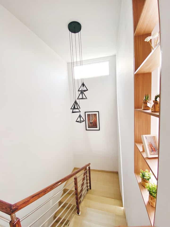 Tangga dan koridor rumah 🏡✨

#tangga #koridor #rumah #tanggarumah #inspirasirumah #japandi #minimalist #scandinavian #homedecorinspo #homestyles #decorlowbudget #rumahmungil #livewithkids 
