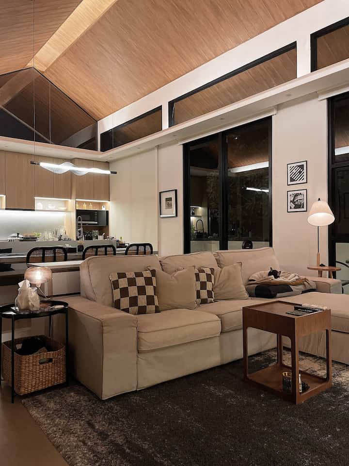 ✨Home Lighting🛋️✨

Night situation dirumahpojok. Kebetulan kami dirumah suka dengan lampu warm white dan jarang menyalakan lampu besar. 

Jadi saat sudah menjelang malam hanya lampu-lampu ambiance yang tertanam di bagian panel tv atau lampu dekorasi yang dinyalakan di area living room, membuat suasana cozy saat santai sambil menonton tv.
_
#LampuRumah
#InspirasiLampu
#SpillLampuEstetik
#homestyling 
#HomeLighting
#dirumahpojok