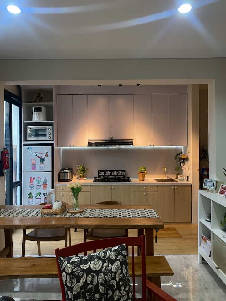 Pengaruh lighting terhadap suatu ruangan sangat berpengaruh pada suasana yang akan di ciptakan

Meskipun dirumah kami tidak terlalu banyak mengunakan lighting di setiap sudut rumah , tetapi untuk area dapur kami sengaja mengunakan lampu sorot berwana warm untuk menciptakan suasana hangat.

Sehingga ketika saat lampu area dapur di nyalakan sudah menjadi pusat , karna kami memilih warna warm khusus area dapur yang terintegrasi pada area livingroom

#lampurumah
#inspirasilampu
#spilllampuestetik
#segehouse