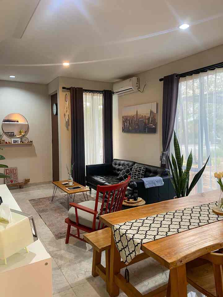 Saat memasuki rumah area yang pertama kali yang terlihat adalah ruang tamu yang menyatu dengan area dapur dan meja makan , inilah yang membuat kami menata setiap sudut dirumah kami sesuai porsi nya masing2

Karena area yang terbatas maka kami memaximalkan setiap sudut yang ada sehingga dapat lebih tertata

#sudutrumah
#inspirasirumah
#inspirasiruangtamu
#inspirasisudutrumah
#segehouse